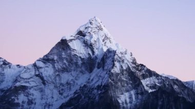 Ama Dablam gün batımında. Himalayalar 'ın doğusundaki Koshi Eyaleti' nde dağ, Nepal Everest ana kampı tali rotası ve görünür tepeler kavramı.