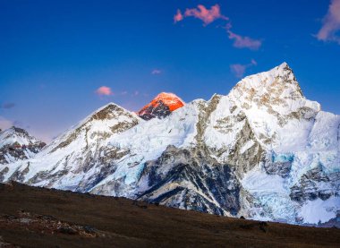 Everest Dağı 'nın akşam siyahi manzarasını kapatın. Khumbu Vadisi, Solukhumbu, Sagarmatha Ulusal Parkı, Nepal