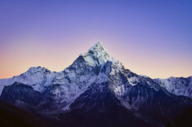 Ama Dablam - Nepal 'in Koshi eyaletinin doğu Himalaya bölgesinde bir dağ. Ana tepe.