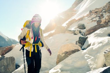 Beyaz kadın yürüyüşçü, Sagarmatha ulusal parkı Nepal Himalayalar 'daki EBC bakış açısına doğru yürüyor. EBC yürüyüşü. Everest ana kampı sonbaharda yürüyor, sonbaharda güneşli havada.