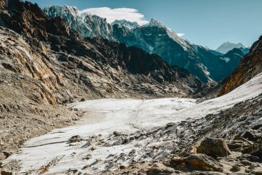 Himalayalar dağları Cho la buzulu Gokyo Ri 'ye gidiyor. Nepal takımı Sagarmatha Ulusal Parkı resmi yürüyüşünde turist müşterilerine liderlik ediyor