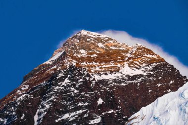 Kapatın Evening renkli Everest Tepesi bulutların hareketleriyle kaplı. Khumbu Vadisi, Solukhumbu, Sagarmatha Ulusal Parkı, Nepal. Dünyanın tepesindeyim. 8000 daha. En yüksek zirve