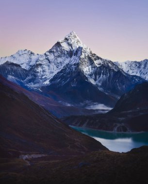 Ama dablam dağ tepesi ve Chola veya Cholatse gölü. Dzongla köyünden görüntü. Everest kampı tali güzergahı ve görünür tepeler kavramı.