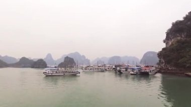 Ha Long Körfezi, Vietnam - 8 Mart 2024: Halong Körfezi, Vietnam 'da son sürat tur tekneleri. UNESCO Dünya Mirası Alanı. Kuzey Vietnam 'da doğa harikası