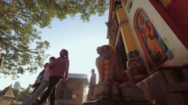 Katmandu, Nepal - 16 Ekim 2023: Nepal halkı sabah namazı için tapınak kompleksi stupa kapısına giriyor. Hindu dini Hinduizm konsepti. Sadece Hindular girebilir.