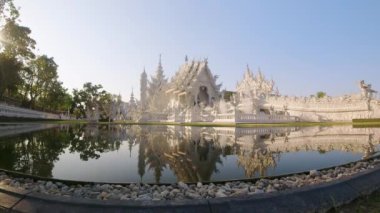 Chiang Rai, Tayland - 15 Mart 2024: Wat Rong Khun veya Beyaz Tapınak - Pa O Don Chai 'deki ünlü Budist tapınağı, Mueang Bölgesi, Chiang Rai, Tayland