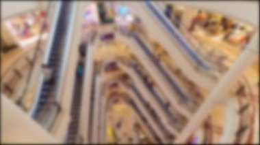 Bulanık kopya uzay afişi arka plan kuala lumpur şehir merkezi ünlü KLCC alışveriş merkezi kalabalık yürüyen merdivenler panorama malezya alışveriş merkezi. İş ve ekonomi kavramı