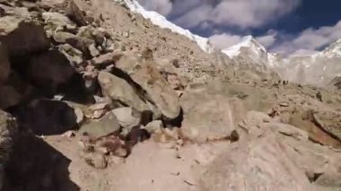 Yürüyenleri kapatın zorlu dağlık arazide yürüyüş yapın, EBC 'den Everest' e giden yolu daraltın. EBC yürüyüşü. Nepal 'de popüler Himalayalar' a zorlu bir yolculuk