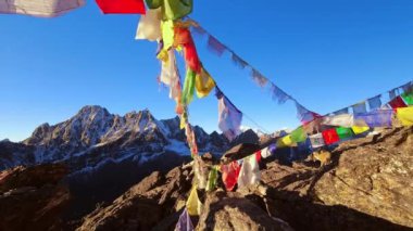 Gökyo Ri, Solukhumbu Bölgesi, Sagarmatha Ulusal Parkı, UNESCO Dünya Mirası Alanı, Nepal, Himalayalar, Asya 'dan açık mavi gökyüzü manzaralı Himalayalar üzerinde gün doğumu