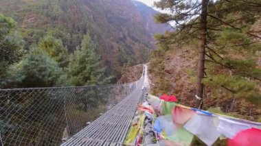 Kapıları kapatan yürüyüşçüler Everest ana kampına giden ünlü Hillary asma köprüsünden geçiyorlar. EBC yürüyüşü. Nepal 'de popüler Himalayalar' ın açık havada zorlu yürüyüşü