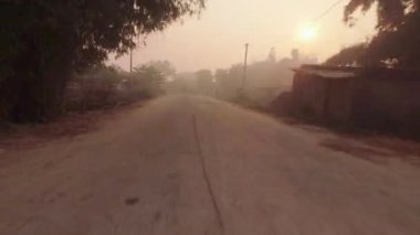 4K Görüş Noktası bisikletçi pedalları seyahat eder. Yoğun Hint trafiğinde bisiklet sürmenin hızlandırılmış sürüşü. En hızlı hareket Hiperlapse Yolu Seyahati Hindistan kırsalında seyahat