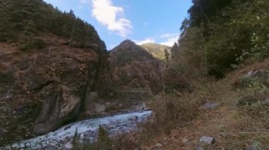 Hızlandırılmış panoramik manzara yürüyüşçüleri ünlü Hillary asma köprüsünden geçiyorlar. Everest ana kampı. EBC yürüyüşü. Nepal 'de popüler Himalayalar' ın açık havada zorlu yürüyüşü