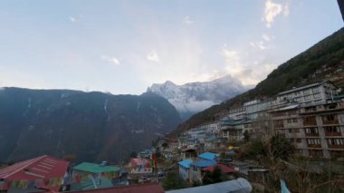 Solukhumbu Bölgesi 'ndeki Khumbu Pasanglhamu Kırsal Belediyesi' ndeki Namche Bazaar kasabasına POV Konukevi penceresi. Khumbu vadisi kalıyor. Tipik geleneksel evler ve Nepal kültürü