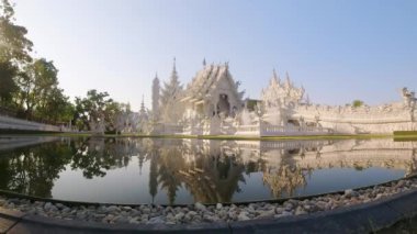 Chiang Rai, Tayland - 15 Mart 2024: Wat Rong Khun ya da Beyaz Tapınak - Pa O Don Chai 'deki ünlü Budist tapınağı, Mueang Rai Eyaleti, Tayland