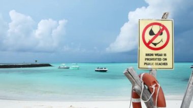 Fulidhoo, Maldivler - 5 Mayıs 2024: Umumi plajlarda bikini giymek yasaktır