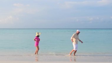 Kafkasyalı aptal çift su sıçratıp eğleniyor. Balayı için tropik adaya birlikte seyahat ediyorlar. Maldivler 'de aşık bir çift.