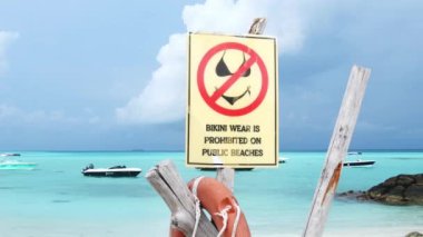 Fulidhoo, Maldivler - 5 Mayıs 2024: Umumi plajlarda bikini giymek yasaktır
