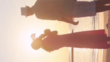 Güzel, kaygısız romantik çift tropikal plajda durup tatilin tadını çıkarır, hindistan cevizi içeceği ya da Fulidhoo adasında kokteyl içer. Romantik tatil tatili. Gerçek duygular. Gerçek insanlar.