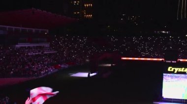 Tiflis, Gürcistan - 20 Haziran 2024: İnsanlar futbol müsabakalarında Gürcistan bayraklarını sallıyor. Gürcistan Millî Futbol Takımı taraftarları stadyumda oturup EURO 2024 'ü izliyor