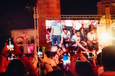 Tiflis, Gürcistan - 2 Temmuz 2024: Gürcü milli futbol takımı oyuncuları başkent Tiflis sokaklarına geldiklerinde taraftarlarını karşılıyorlar