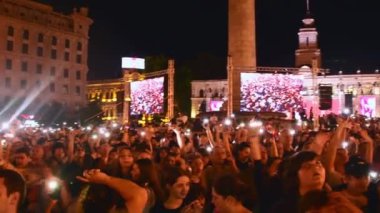 Tiflis, Gürcistan - 2 Temmuz 2024: Gürcistan milli futbol takımının özgürlük meydanındaki futbol taraftarları başkent Tiflis sokaklarına düzenlenen kutlamaları karşıladılar.