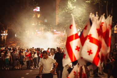 Tiflis, Gürcistan - 2 Temmuz 2024: Futbol taraftarları rustaveli Bulvarı 'nda yürüyor Gürcistan milli futbol takımı başkentin Tiflis sokaklarında düzenlenen kutlamaları karşıladı.