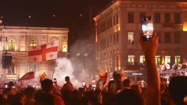 Tiflis, Gürcistan - 2 Temmuz 2024: Gürcistan milli futbol takımının özgürlük meydanındaki futbol taraftarları başkent Tiflis sokaklarına düzenlenen kutlamaları karşıladılar.