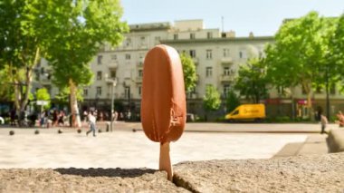 Zaman aşımı, yavaş çekim dondurmanın çok sıcak bir yaz gününde doğrudan güneş ışığında erimesi. Sıcak hava dalgası yaz tatillerini, aşırı sıcaklıkları ve küresel ısınmanın etkilerini hesaba katın.