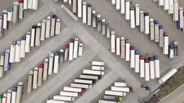 Kazbegi, Gürcistan - 7 Temmuz 2024: Gürcistan - Rusya 'nın popüler askeri otoyolu olan Gürcistan sınırındaki otoparkta simetrik olarak uçan kamyonlar. Kafkasya ihracat lojistiği