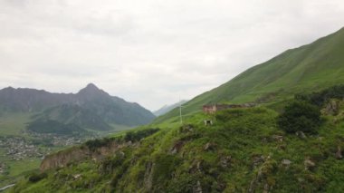 Gizli mücevher - Arsha kalesi XVI yüzyılda inşa edildi - Ortaçağ Khevi 'sinde savunma kalesi. Görecek şeyler. KAzbegi Ulusal Parkı. Gürcistan 'ın tarihi yerlerini gezmek