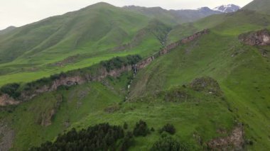 Arsha Kalesi, Arsha Kalesi, Arsha Şelalesi ve Toti Köyü. KAzbegi Milli Parkı 'nda görülecek şeyler. Gürcistan 'ın tarihi yerlerini gezmek