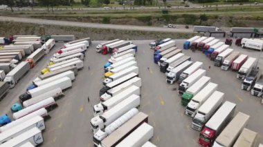 Kazbegi, Gürcistan - 7 Temmuz 2024: Gürcistan - Rusya 'nın popüler askeri otoyolu olan Gürcistan sınırındaki otoparkta simetrik olarak duran kamyonların hava gösterim hatları. Kafkasya ihracat lojistiği