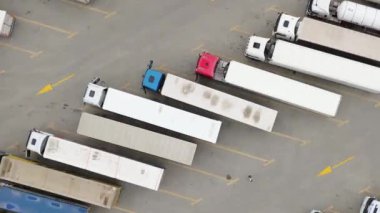 Gürcistan - Rusya sınırındaki popüler askeri karayolu kenarındaki otoparkta simetrik bir şekilde duran kamyonların hava dairesi aşağı görüş çizgisi. Kafkasya ihracat lojistiği