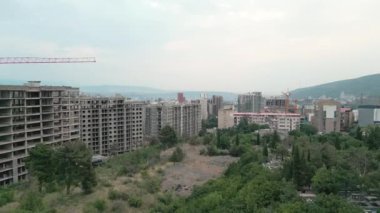 Vinç taşıyıcısı ve işçilerin çalıştığı havadan yükselen inşaat alanı. Saburtalo, Tiflis, Gürcistan 'da emlak sahası