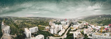 Gürcistan 'ın başkenti Tiflis' in Saburtalo ilçesinde arabalı yeni modern emlak bloğu binaları, çatıları ve sokakları panoramik açıdan görüyor. Kentleşme ve emlak geliştirme kavramı
