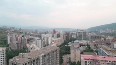 Vinç taşıyıcısı ve işçilerin çalıştığı havadan yükselen inşaat alanı. Saburtalo, Tiflis, Gürcistan 'da emlak sahası