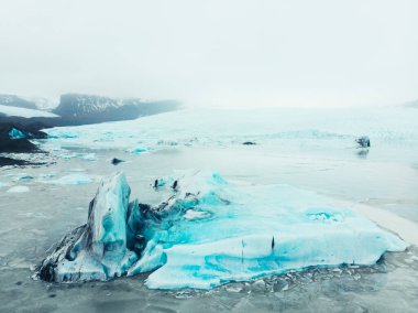 Fjalsjokull buzulunun üzerinde sineklik var. İzlanda 'daki Fjallsrln' in muhteşem buzul gölü