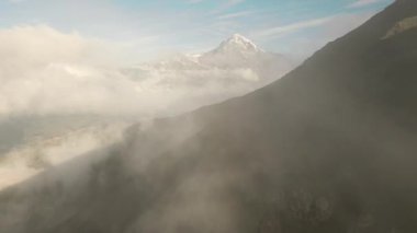 Kazbek Dağı veya Kazbegi Dağı 'ndaki hava yakınlaştırması, Gürcistan' ın Kafkasya bölgesinin en büyük dağlarından biridir. Kazbegi Ulusal Parkı. Gürcistan dağları tırmanma konsepti