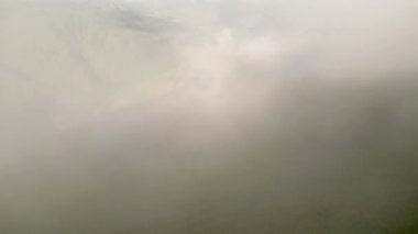 Gökyüzü manzaralı doğal bir fenomen. Güneş halesi. Gökyüzünde bulutlar, sisli sabah dağlarında.