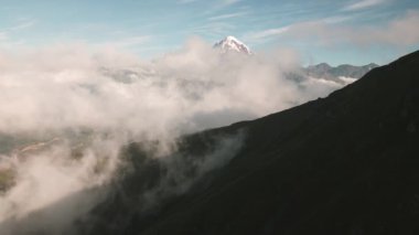 Güzel hava ve panoramik manzara daha büyük kafkas dağları, Kazbek Tepesi tepe arkaplanına sahip. Kazbegi Ulusal Park Afişi. Georgia seyahati ve dağcılık konsepti
