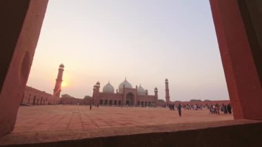 Lahore, Pakistan - 20 Ekim 2023: Timelapse panorama Badshahi Camii bir Babür İmparatorluk camii. Lahore, Punjab, Pakistan. 1671 ve 1673 yılları arasında Aurangzeb yönetimi sırasında inşa edilmiştir.