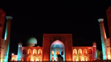 Semerkand, Özbekistan - 10 Ekim 2023: The Registan - Timurid İmparatorluğu Semerkant şehrinin kalbi. Üç medrese. Unesco Dünya Mirası Bölgesi. Ünlü popüler gece lambası müzik şovu