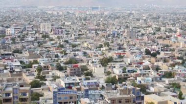 Kabil, Afganistan - 20 Ekim 2023: Güneşli bir günde hava manzaralı başkent manzarası. Konut binaları mimarisi ve yüksek binalar