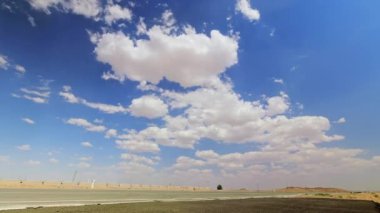 Bozkırlarda, ıssız bir alanda asfalt iki yönlü otobanda ekolojik seyahat kavramını kullanan zaman hızlandırılmış statik araba kamyonları. Orta Asya 'da yaz sıcağı tehlikesi. İklim değişikliği kavramı