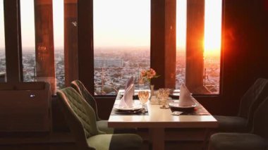 Taşkent, Özbekistan - 15 Eylül 2023: Koinot restoran masası TV kulesinin yüksek perspektifinde kuruldu. Romantik aile yemeği. Şehir manzaralı ünlü bir bakış açısı.
