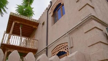 Khiva, Özbekistan - 15 Eylül 2023: geleneksel İslami balkon ve yerel ev. Itchan Kala.Khiva eski şehir manzarası. Unesco Dünya Mirası Bölgesi