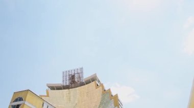 Parkent, Özbekistan - 10 Kasım 2023: Özbekistan 'ın güneş fırını parabolik yansıtıcı görevi görüyor. Güneş ve Güneş Fiziği Enstitüsü.
