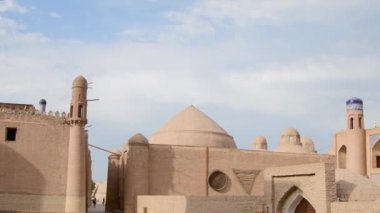 Khiva, Özbekistan - 15 Eylül 2023: Olloqulixon Madrasa veya Alla Kouli Khan Madrasa, Khiva 'da bir mimari anıttır. Itchan Kala.Khiva eski şehir manzarası. Unesco sitesi