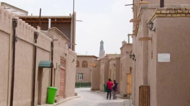 Khiva, Özbekistan - 15 Eylül 2023: iki turist ünlü antik Khiva şehrini ziyaret ediyor. Itchan Kala.Khiva eski şehir manzarası. Unesco Dünya Mirası Bölgesi