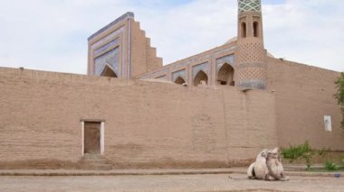 Khiva, Özbekistan - 15 Eylül 2023: Olloqulixon Madrasa veya Alla Kouli Khan Madrasa, Khiva 'da bir mimari anıttır. Itchan Kala.Khiva eski şehir manzarası. Unesco sitesi